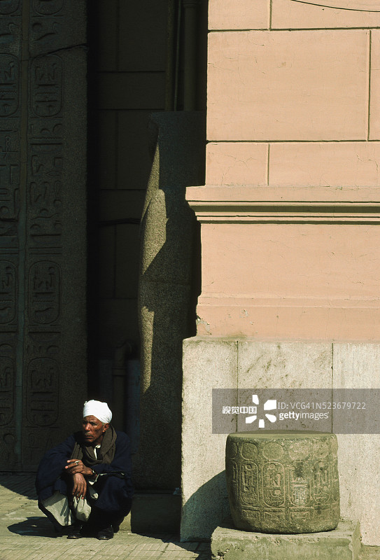 埃及博物馆外的男子图片素材