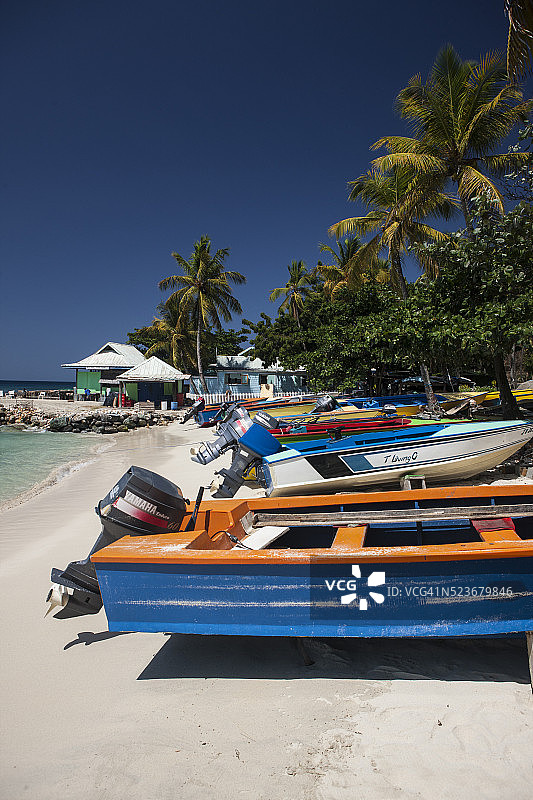 格林纳丁斯海滩上的彩色船只图片素材