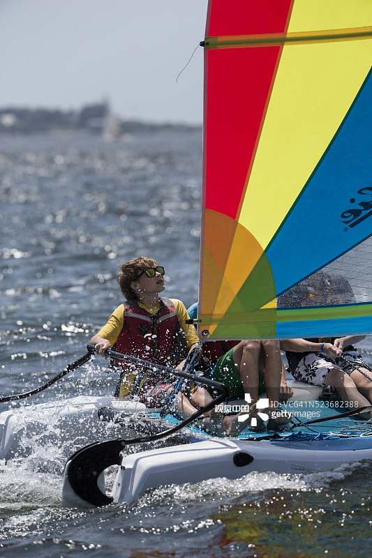 三个男孩在航海图片素材