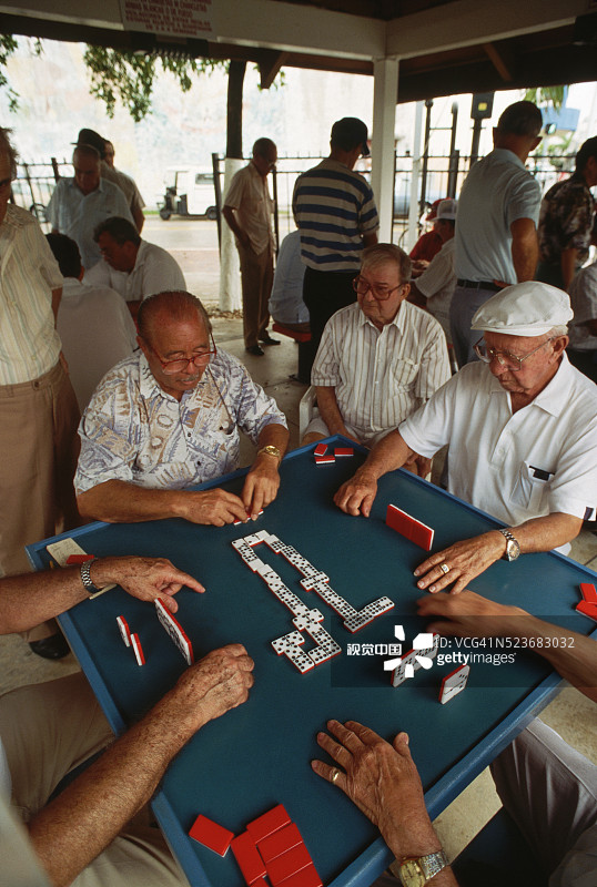 朋友们玩多米诺骨牌图片素材