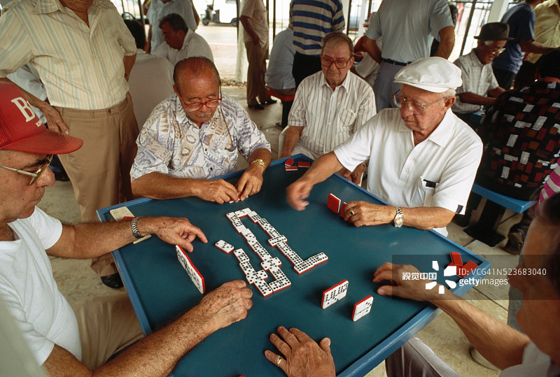 朋友们玩多米诺骨牌图片素材