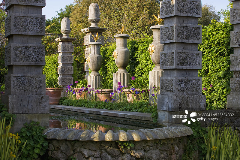 西萨塞克斯郡阿伦德尔城堡花园：收藏家伯爵花园；带容器的水道图片素材