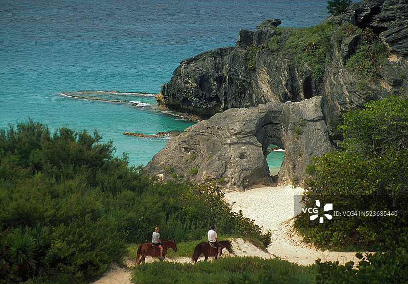 在百慕大肘部海滩附近的骑马者图片素材