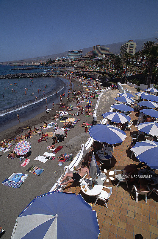 特内里费美洲海滩上的日光浴者图片素材