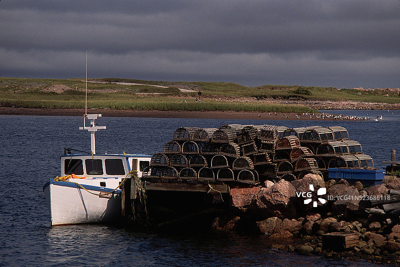 风力发电站旁的渔船图片素材