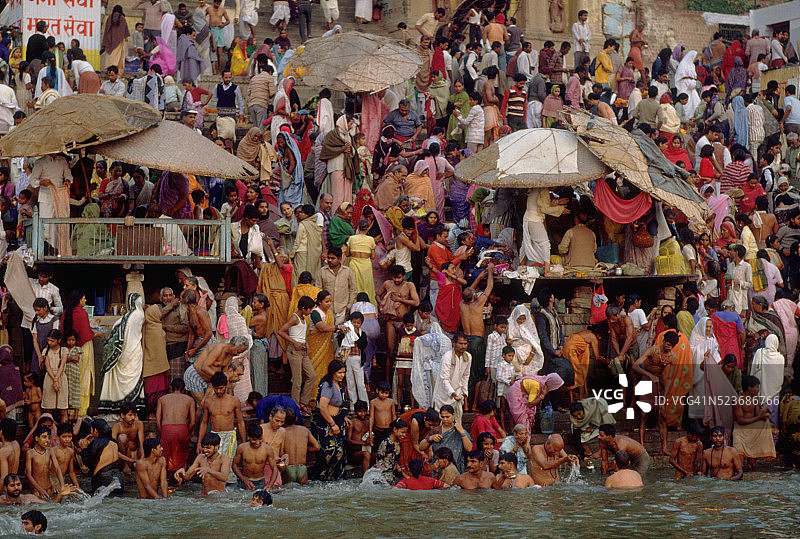 印度教信徒在卡提克满月节沐浴图片素材