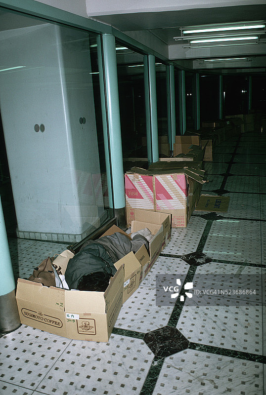 新宿车站的流浪者图片素材