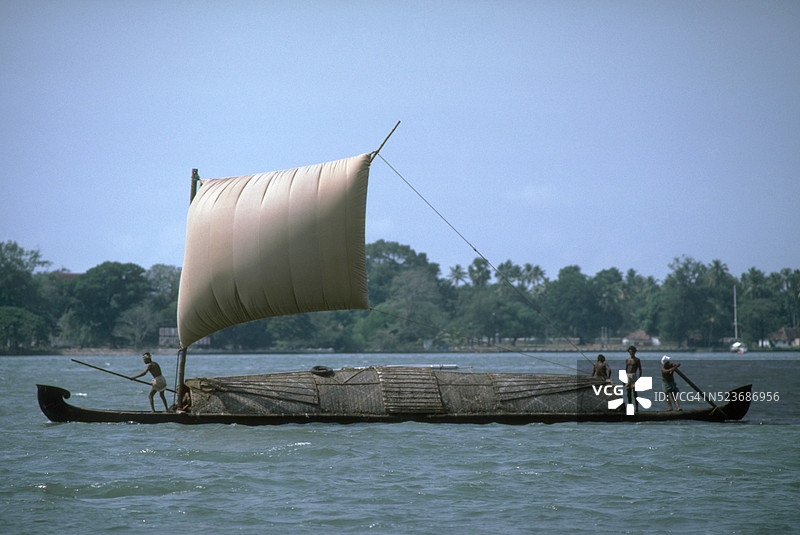 在喀拉拉邦的内陆水道漂流图片素材