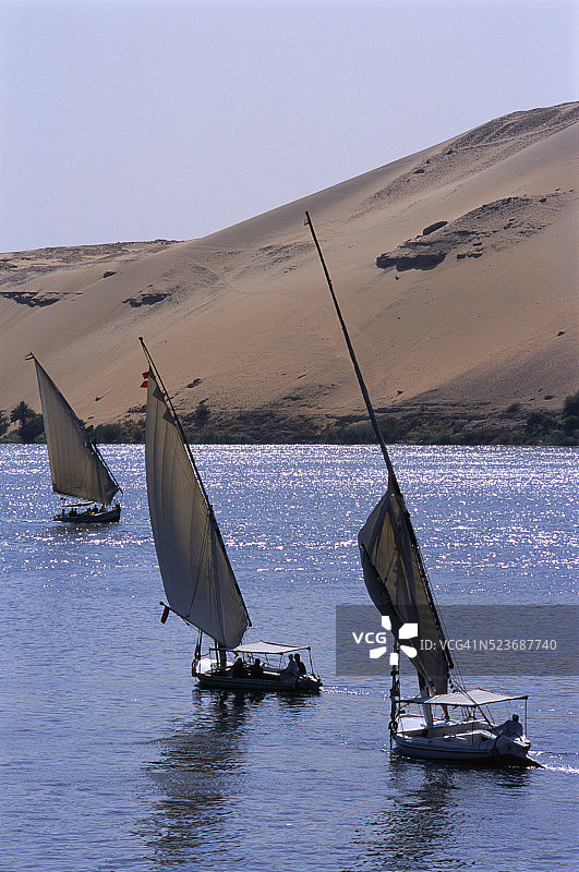 尼罗河上航行的三角帆船图片素材