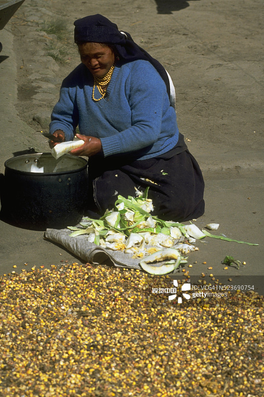 女人准备玉米图片素材