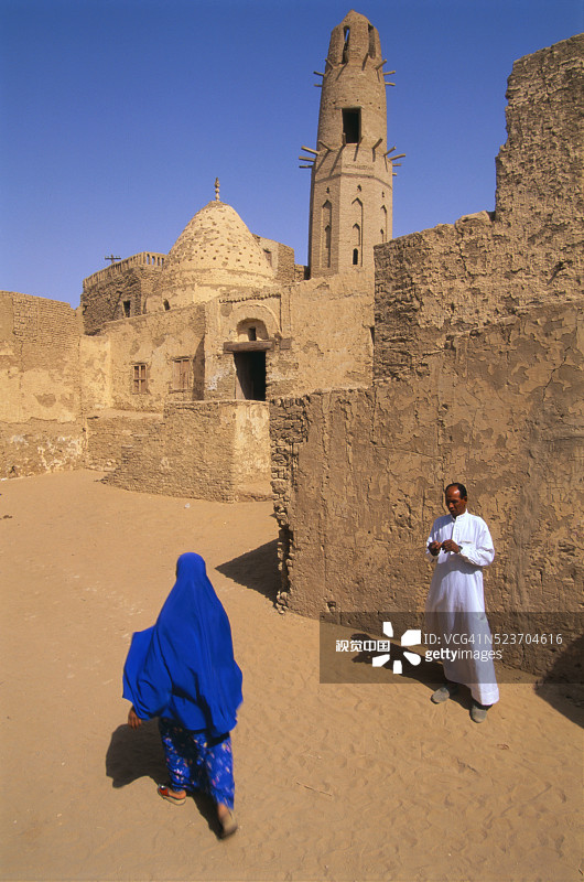 村民走过达赫拉的卡斯尔图片素材