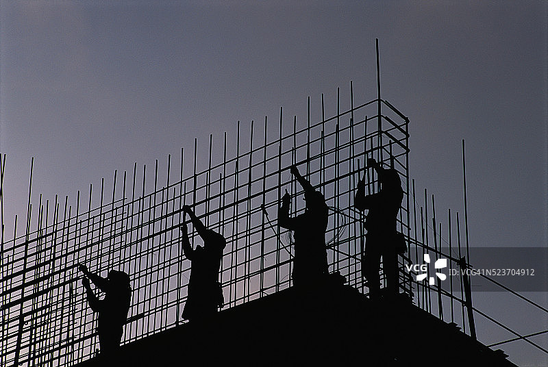 建筑工人安装钢筋图片素材