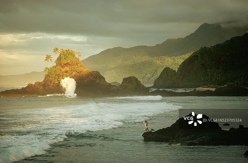 萨摩亚崎岖海岸线的黑暗天空图片素材