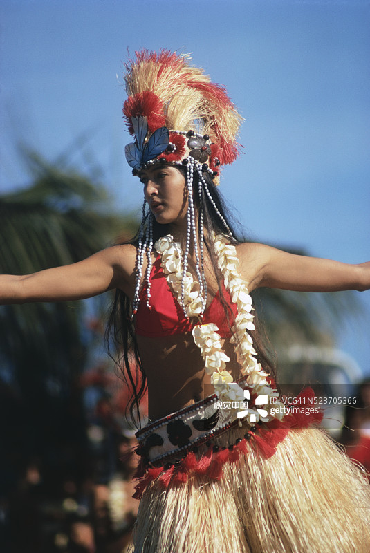 表演中的塔希提女舞者。图片素材