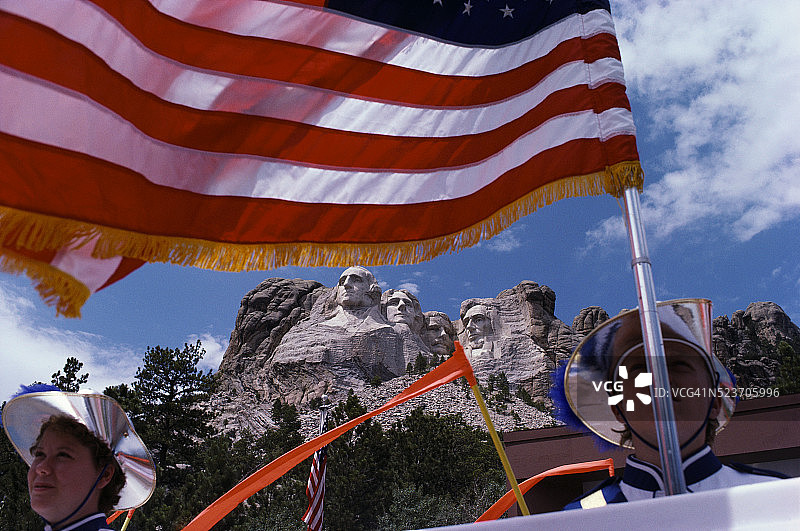 在拉什莫尔山附近举旗的旗手图片素材