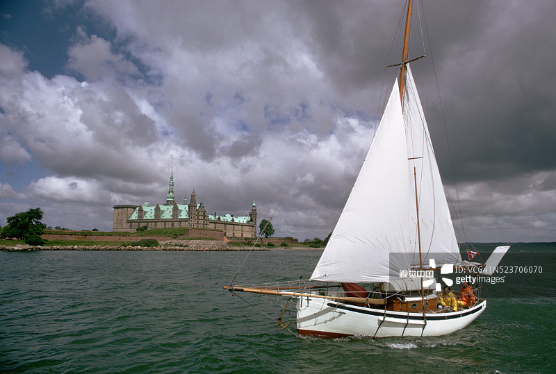 加拿大克伦堡城堡附近的帆船图片素材