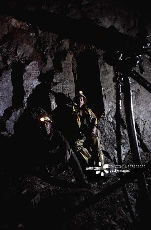 矿井中休息的铜矿工人图片素材