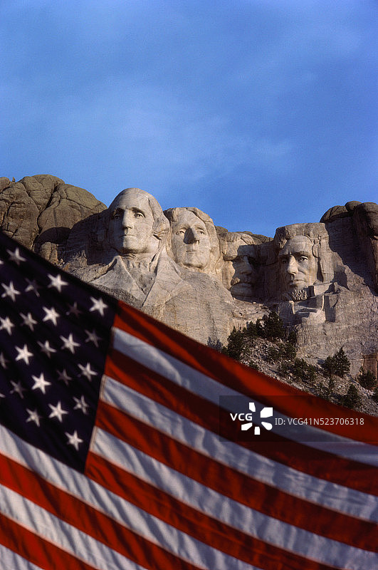 拉什莫尔山附近的美国国旗图片素材