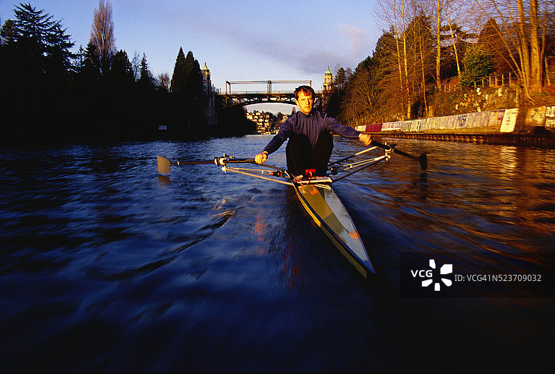 蒙特莱克桥附近的单人划艇图片素材