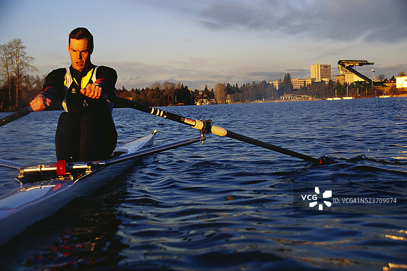 在联合湖上划船的男人图片素材