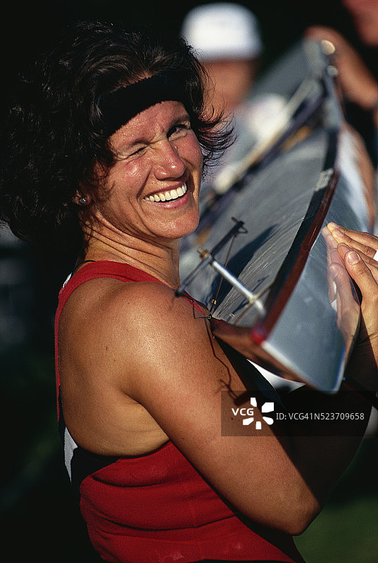 女子赛艇运动员扛着船头图片素材