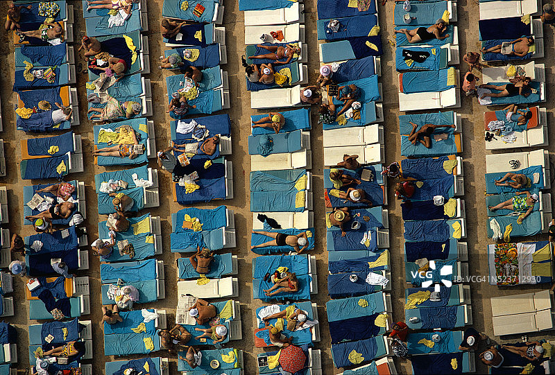 迈阿密海滩上的日光浴者图片素材