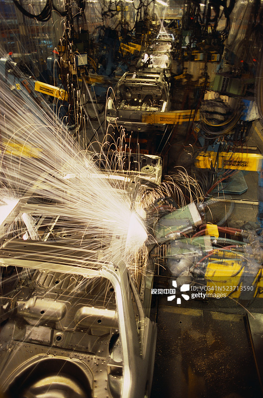 汽车工厂中的机器人焊接线图片素材
