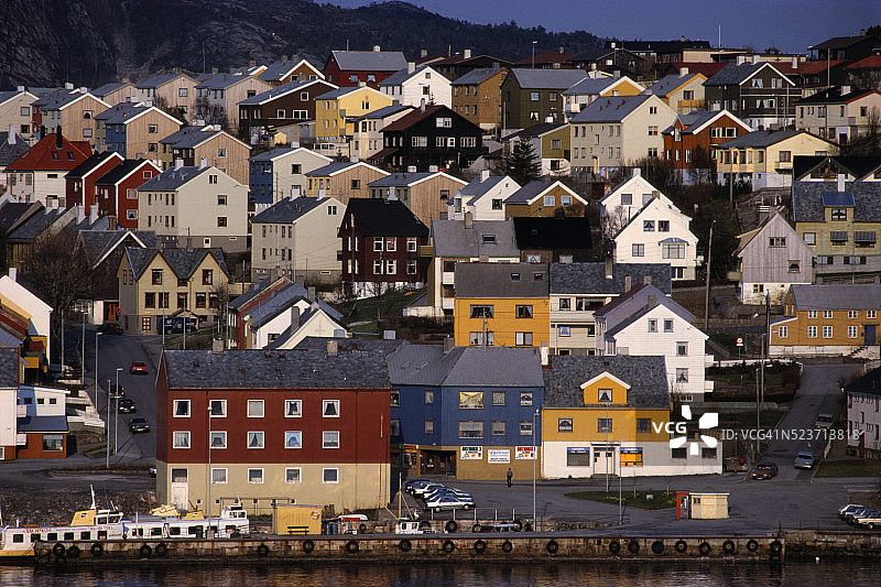 克里斯蒂安松街道两旁的彩色房屋图片素材