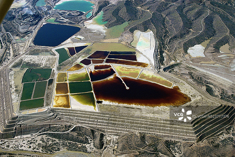 梯田山上的铜尾矿池图片素材