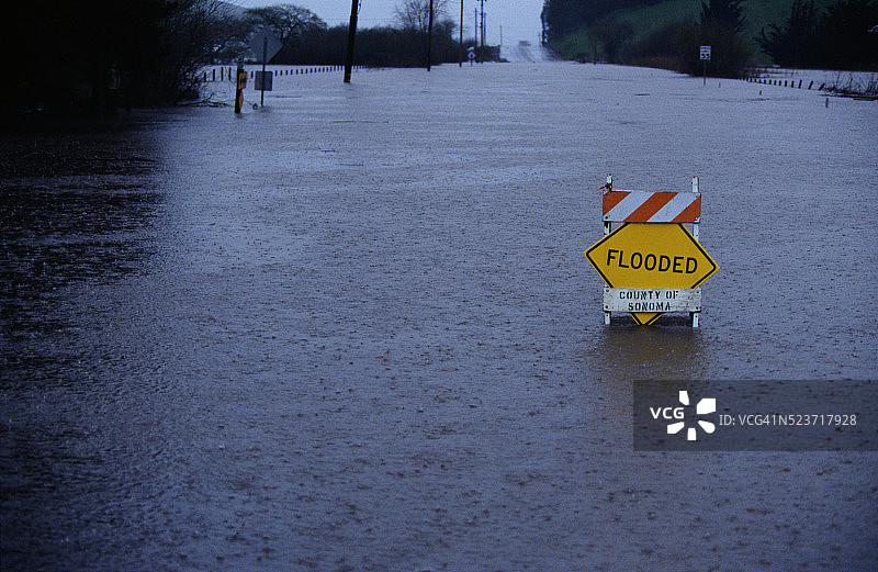 索诺玛县被淹没的道路图片素材