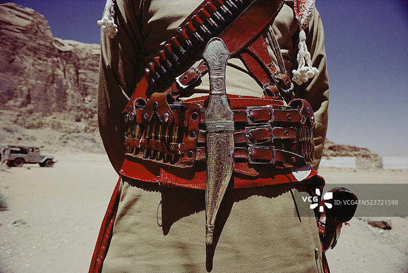 约旦贝都因沙漠军队巡逻官腰带上的刀图片素材
