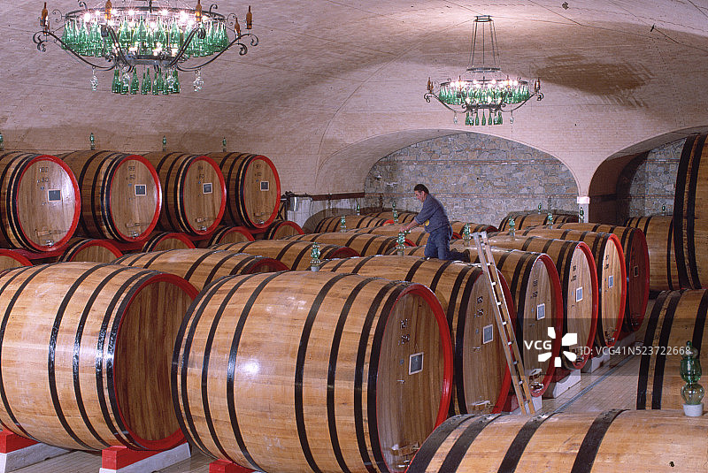 酒窖中的酿酒桶图片素材