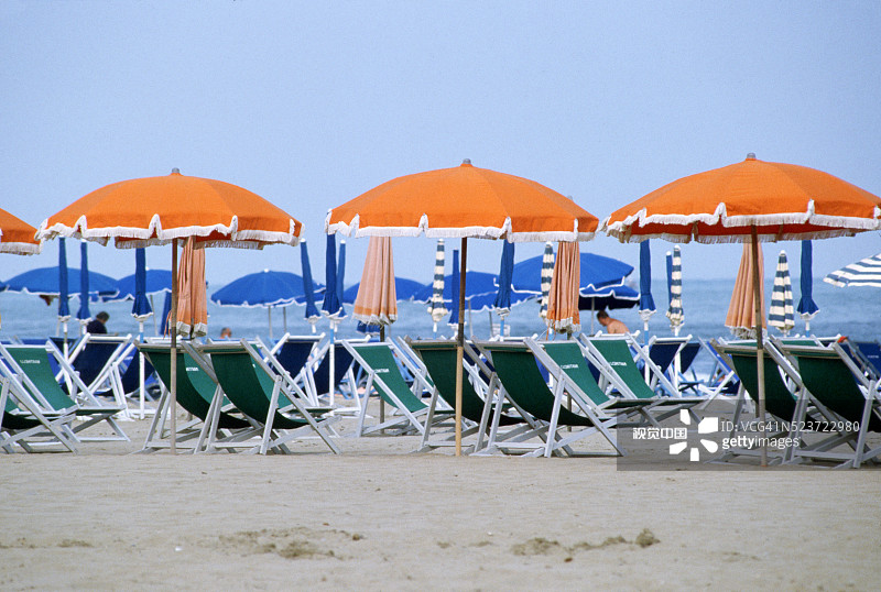 沙滩上的日光躺椅图片素材