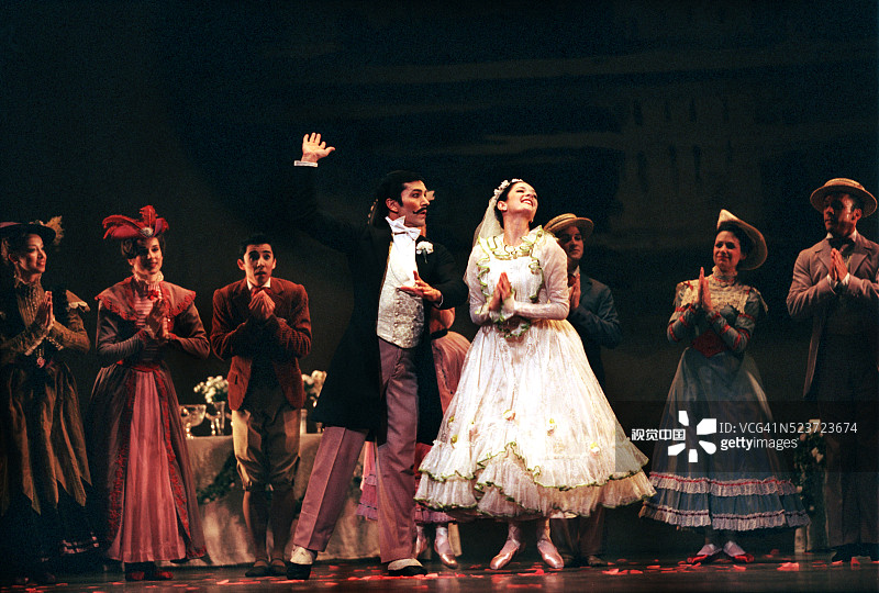 《婚礼花束》中的瓦莱丽·罗宾和威利·希夫斯图片素材