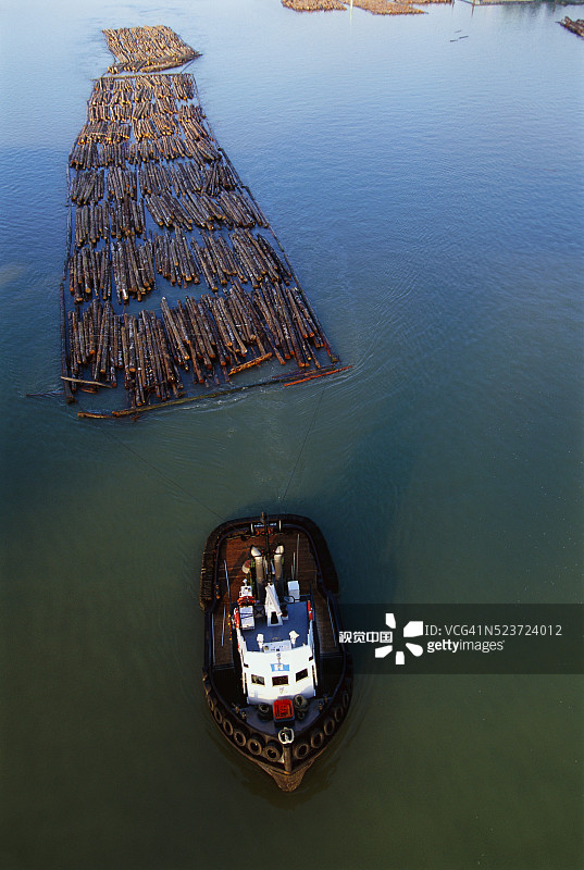 拖船拖曳木筏图片素材