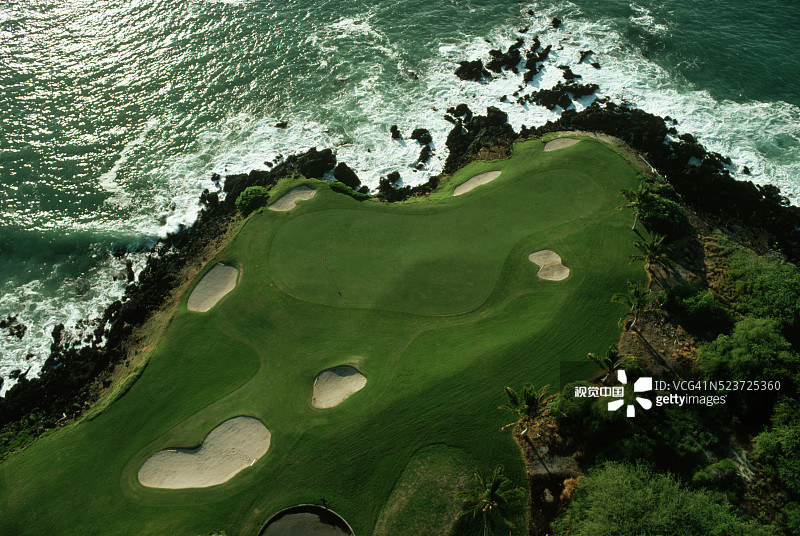 沿海高尔夫球场的航拍景观图片素材