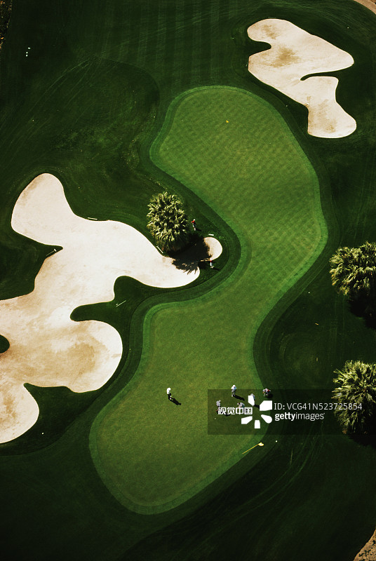 高尔夫球场推杆果岭的航拍视角图片素材