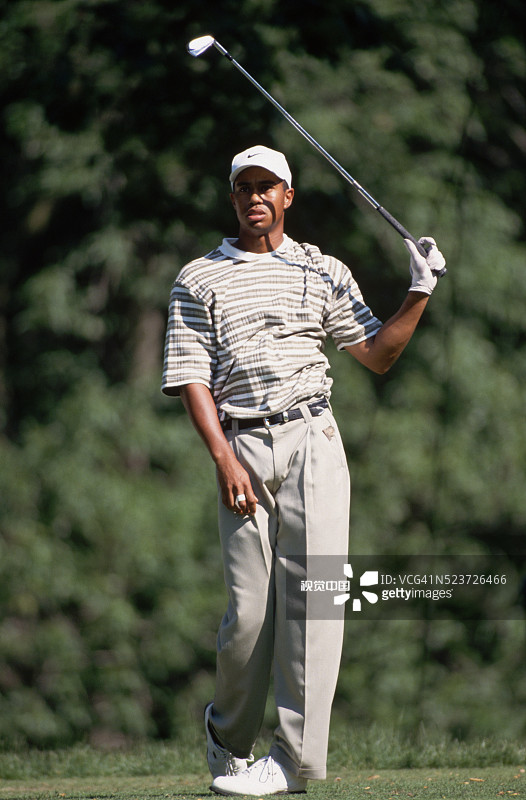 泰格·伍兹注视着球的飞行轨迹图片素材