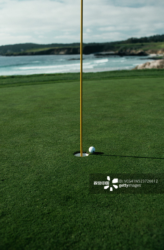 球杯旁的高尔夫球图片素材