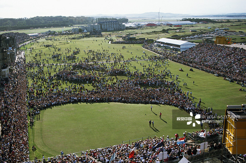 观看英国公开赛高尔夫锦标赛的人群图片素材