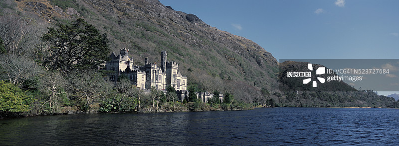 波拉克帕普尔湖上的凯尔莫修道院图片素材