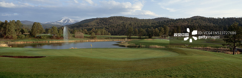 高尔夫球场和内华达山脉图片素材