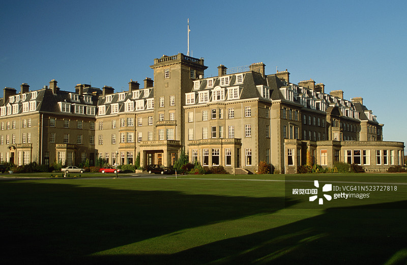 绿色草坪和鹰阁酒店图片素材