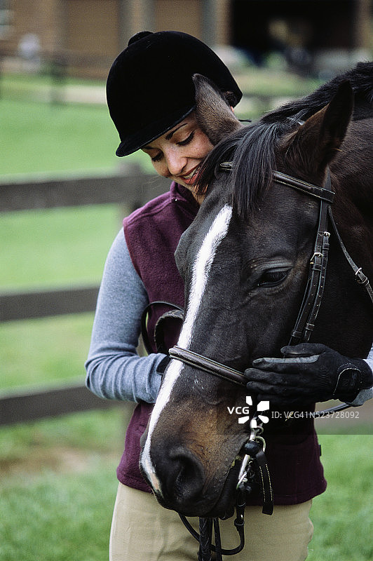 和她的马在一起的女孩图片素材