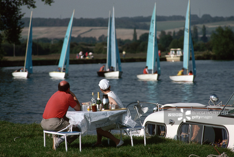 库克汉姆赛舟会上的放松图片素材