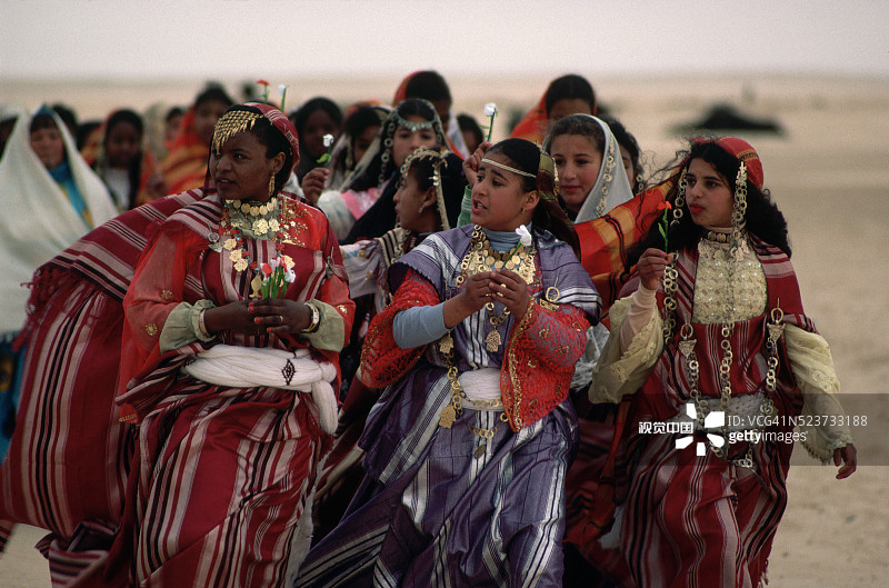 突尼斯参加节日的柏柏尔族妇女图片素材