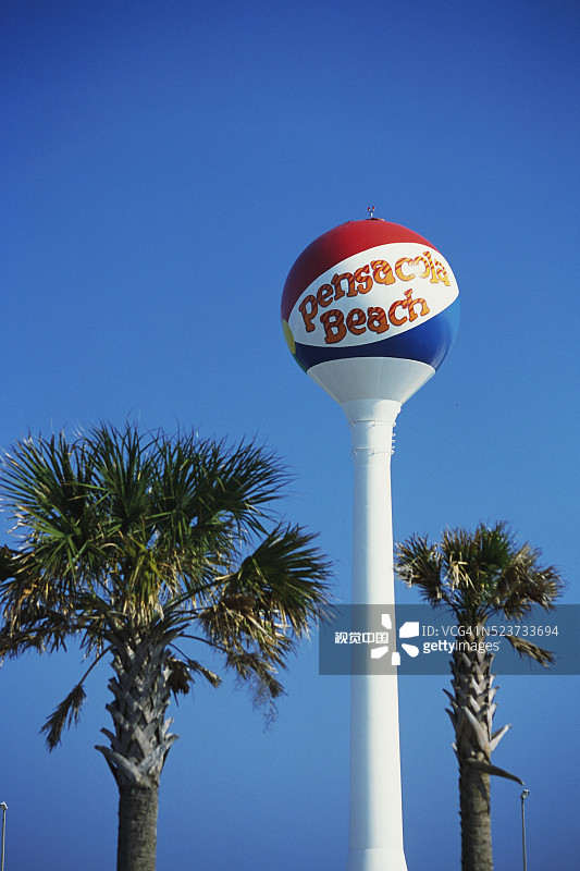 彭萨科拉海滩的水塔和棕榈树图片素材