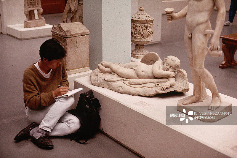 男人绘制博物馆展览图片素材