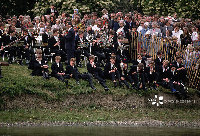 伊顿公学的学生在六月四日的赛艇比赛中图片素材
