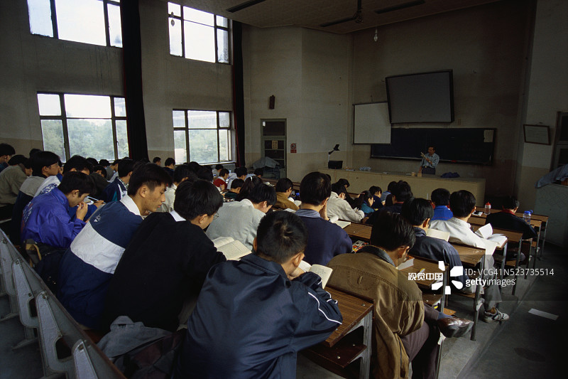北京大学教室里的学生图片素材